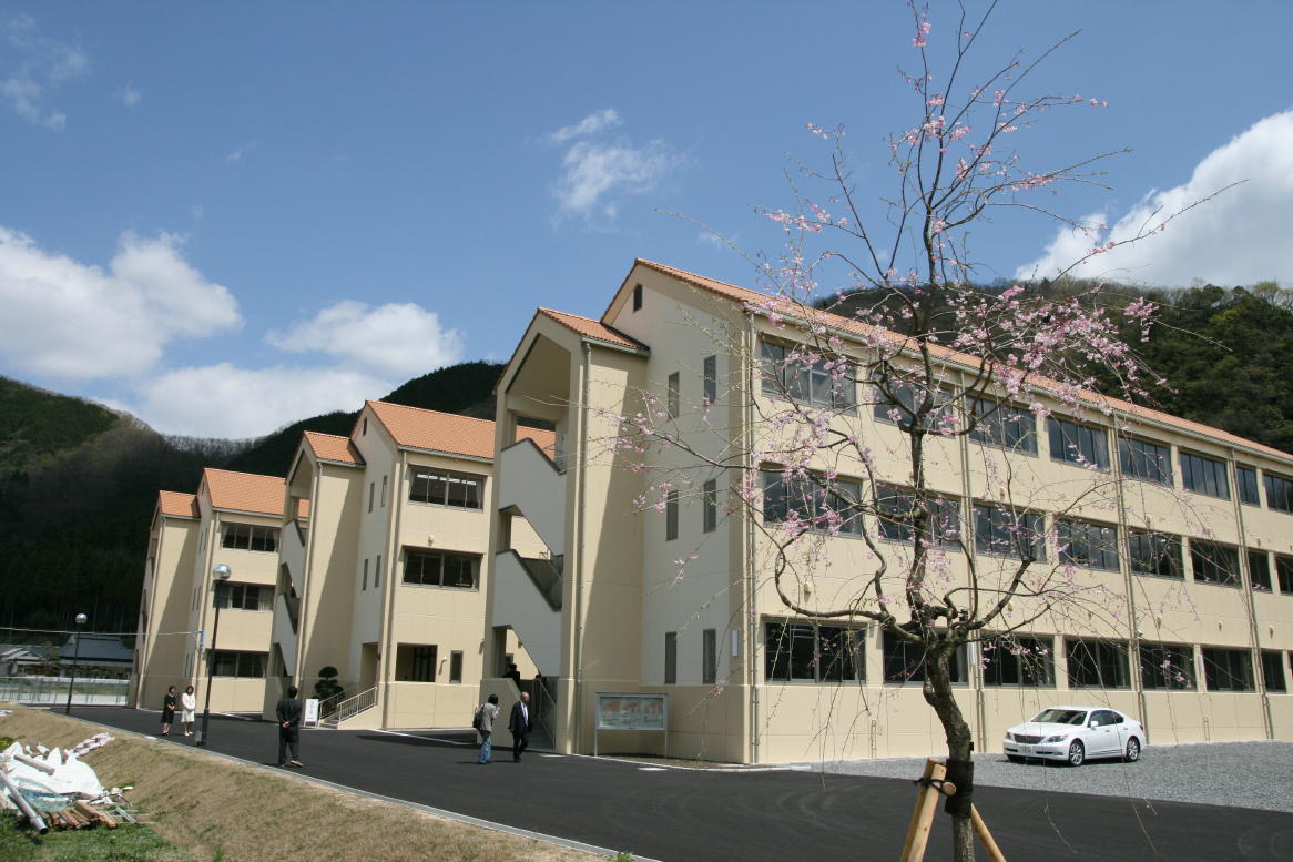 学校設置会社により開校している朝日塾中学との中高一貫校