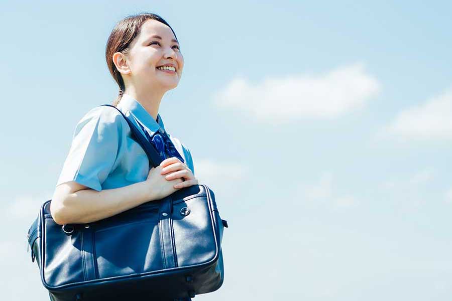 新しい学校の会（新学会）とは